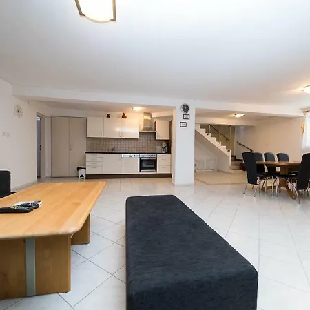 Moderne Souterrainwohnung *