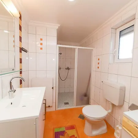 Moderne Souterrainwohnung Апартаменты *