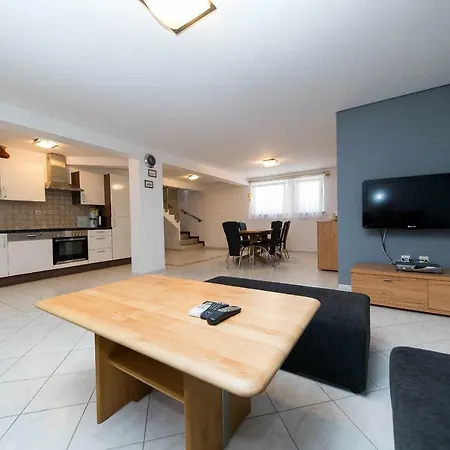 Апартаменты Moderne Souterrainwohnung Цриквеница